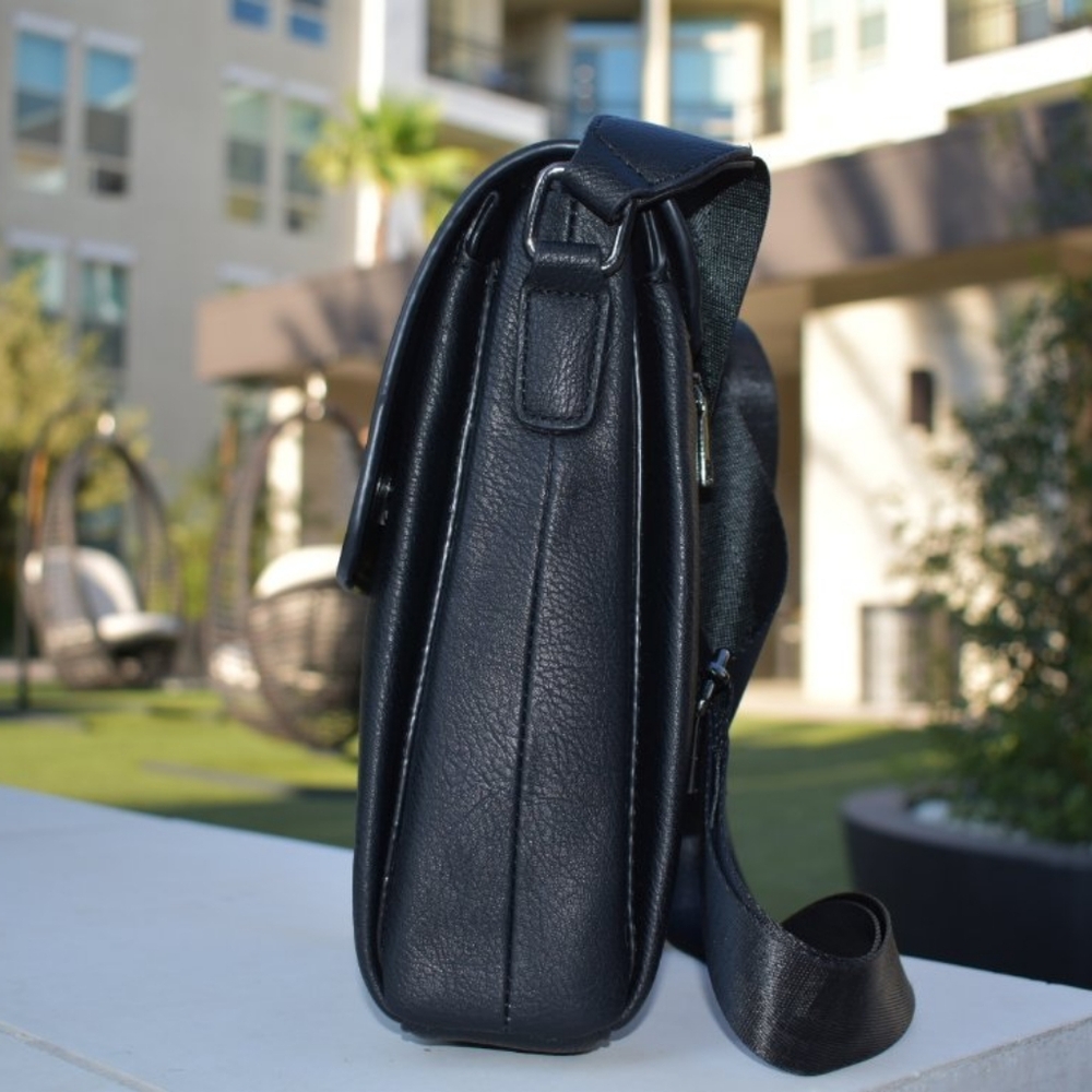 A R New York Women's Black Leather Multi Compartment Messenger-Style Crossbody - Picture 2 of 8